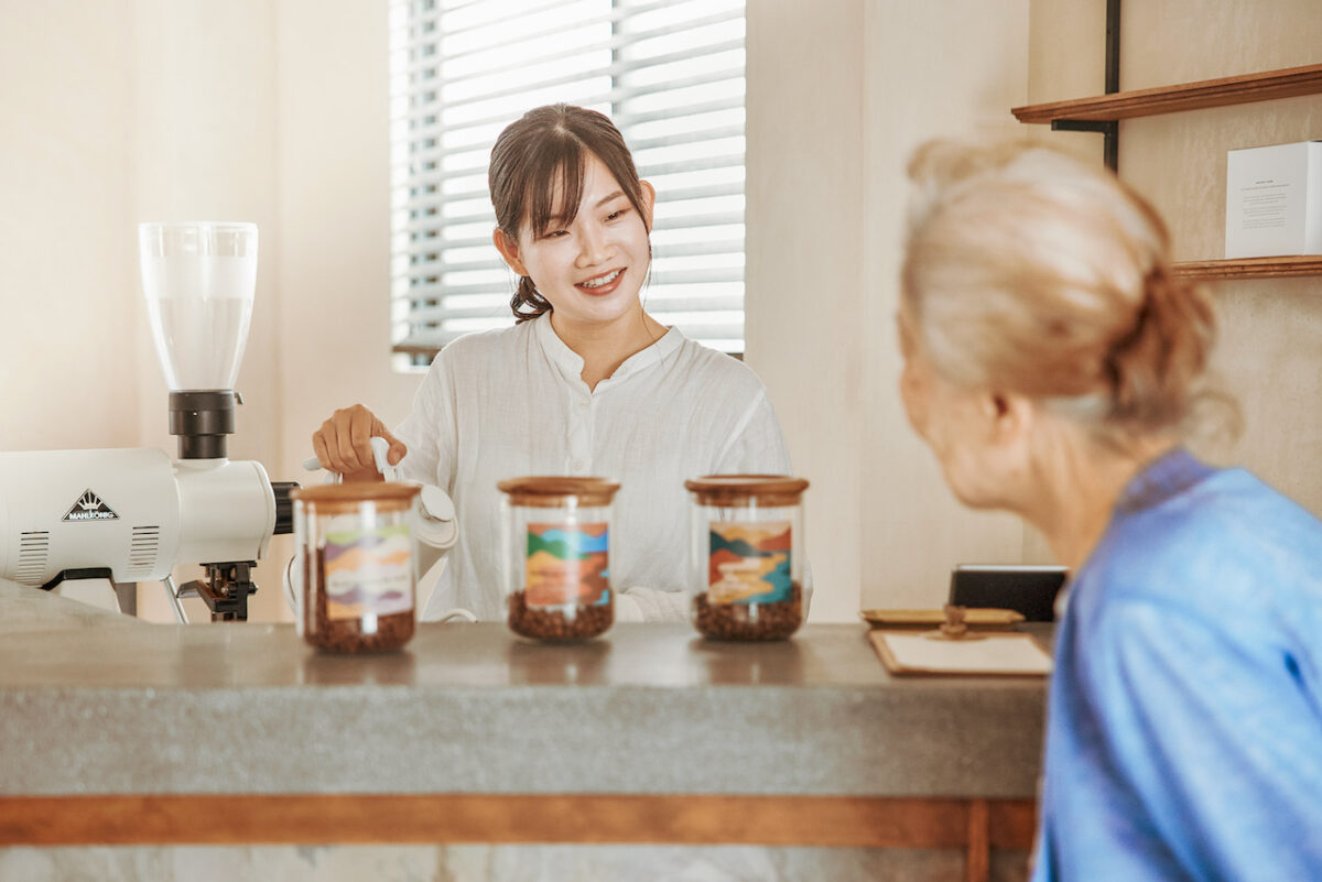 Servicio de atención al cliente en BERTH COFFEE ROASTERY Haru, Japan, donde se ofrece café de especialidad.
